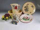tout un tas d'assiettes et de tasses de toutes sortes sur la table