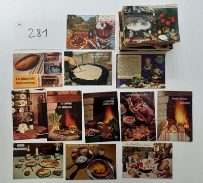 de nombreuses photos de plats accrochées sur le frigo
