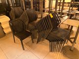 beaucoup de chaises et de tables dans un magasin