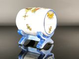 une petite tasse posée sur un petit socle
