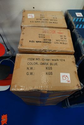 plusieurs boîtes sont empilées sur une table