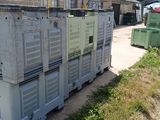 de nombreuses caisses empilées les unes sur les autres au bord de la route