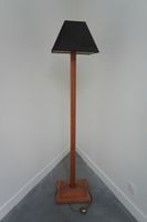Lampadaire en bois naturel. Hauteur: 179cm.