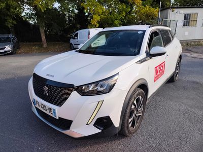 Le SUV blanc est garé sur un parking, à côté d'autres voitures.