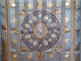 une image représentant une écharpe bleue et dorée sur laquelle figure une horloge
