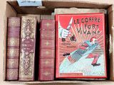 de nombreux livres dans une boîte, posés sur une table