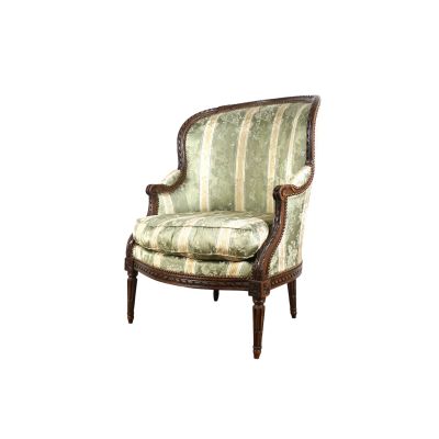 une vieille chaise dont le dossier et les accoudoirs sont recouverts d'un tissu rayé