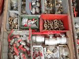 une boîte remplie d'objets assortis posée sur une table