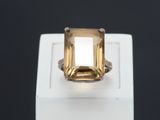un gros plan d'une bague sertie d'une topaze jaune