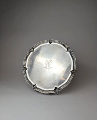 une assiette en argent ancien sur laquelle est gravé le nom de « s »