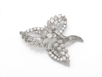une image représentant une broche en forme de fleur en diamant sur fond blanc