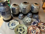 beaucoup de vases et d'assiettes bleus et blancs sur la table