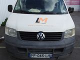 une camionnette blanche garée dans un parking