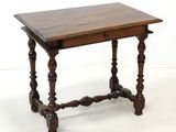une petite table avec un plateau en bois sur fond blanc