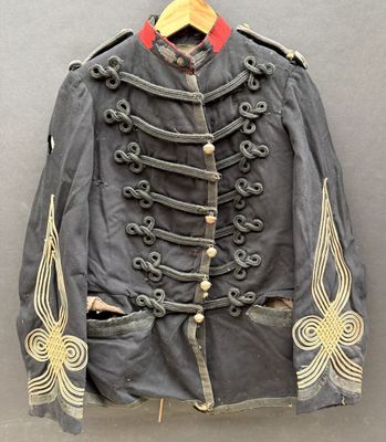 une photo d'une veste militaire sur un cintre