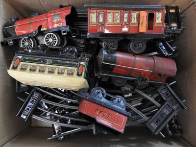 une boîte remplie de petits trains posée par terre