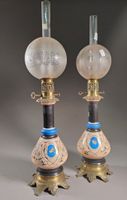 Paire de lampes à pétrole à fut en porcelaine polychrome et …