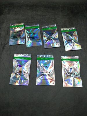 six sachets de cannabis posés sur une table