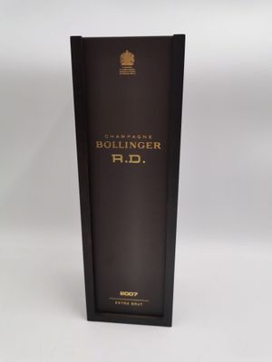 une bouteille de vin rouge Bollinger posée sur une table blanche