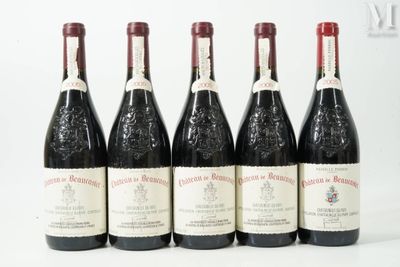 six bouteilles de vin sont alignées sur une surface blanche