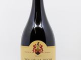 la bouteille de vin est posée sur une surface blanche