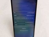 l'arrière d'un téléphone noir dont l'écran affiche les paramètres de l'appareil