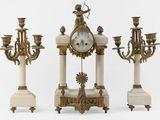 une horloge posée sur une table