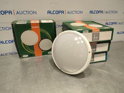 une photo d'un plafonnier blanc posé sur une table