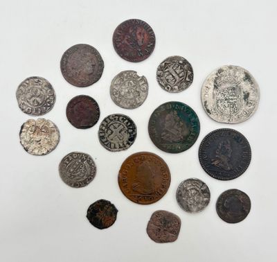 une pile de vieilles pièces de monnaie posée sur une surface blanche
