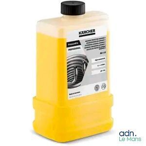 un gallon de liquide jaune posé sur une surface blanche
