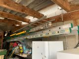 une photo d'un garage avec tout un tas d'outils par terre