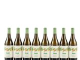 six bouteilles de vin alignées sur une surface blanche