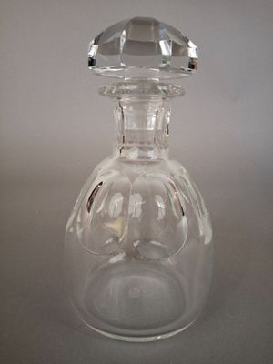 une bouteille en verre transparent avec un bouchon transparent posée sur une table