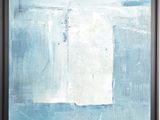 peinture représentant une croix sur fond bleu, avec un morceau de papier rouge au premier plan