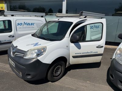 deux camionnettes garées l'une à côté de l'autre dans un parking