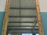 un miroir accroché au mur d'une pièce