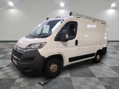 la camionnette blanche est garée sur le sol en damier d'une pièce