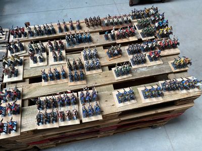 beaucoup de petits soldats posés sur une palette