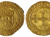 Pièce de monnaie en or avec une croix au recto et un bouclier au verso.