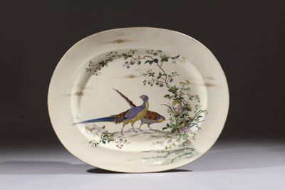 une assiette avec un oiseau posée sur une table