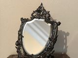 un miroir posé sur une table en bois