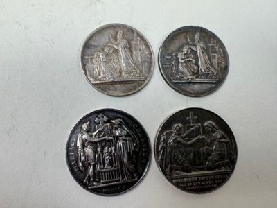quatre types différents de pièces d'argent sur une surface blanche
