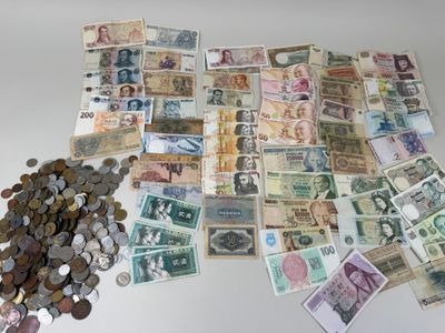 une pile d'argent posée sur une table à côté d'une pile de pièces de monnaie