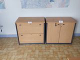 deux classeurs en bois dans une pièce où est accrochée une carte au mur
