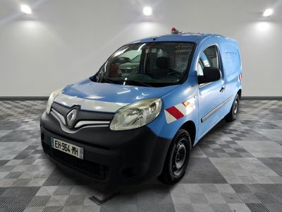 la photo d'une camionnette bleue garée dans un garage