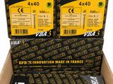 deux boîtes d'emballage noir et jaune pour un produit contenu dans une boîte en carton