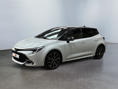 une Toyota Corollion blanche garée dans une pièce blanche