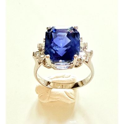 une image d'une bague en saphir bleu et diamant sur fond blanc