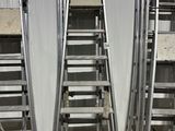 deux escaliers métalliques dans un entrepôt