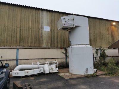 un grand objet blanc devant un immeuble